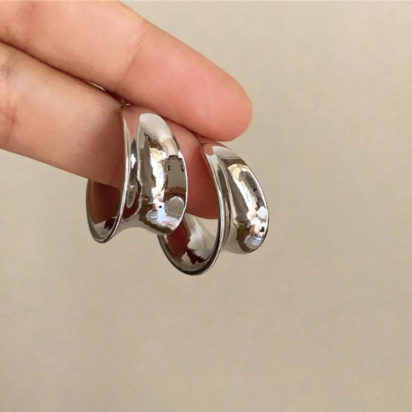 【グッズ】INSミニマル 冷淡風 C型フープピアス 小ぶり 高級メタル感 通勤コーデしやすい レディースピアス