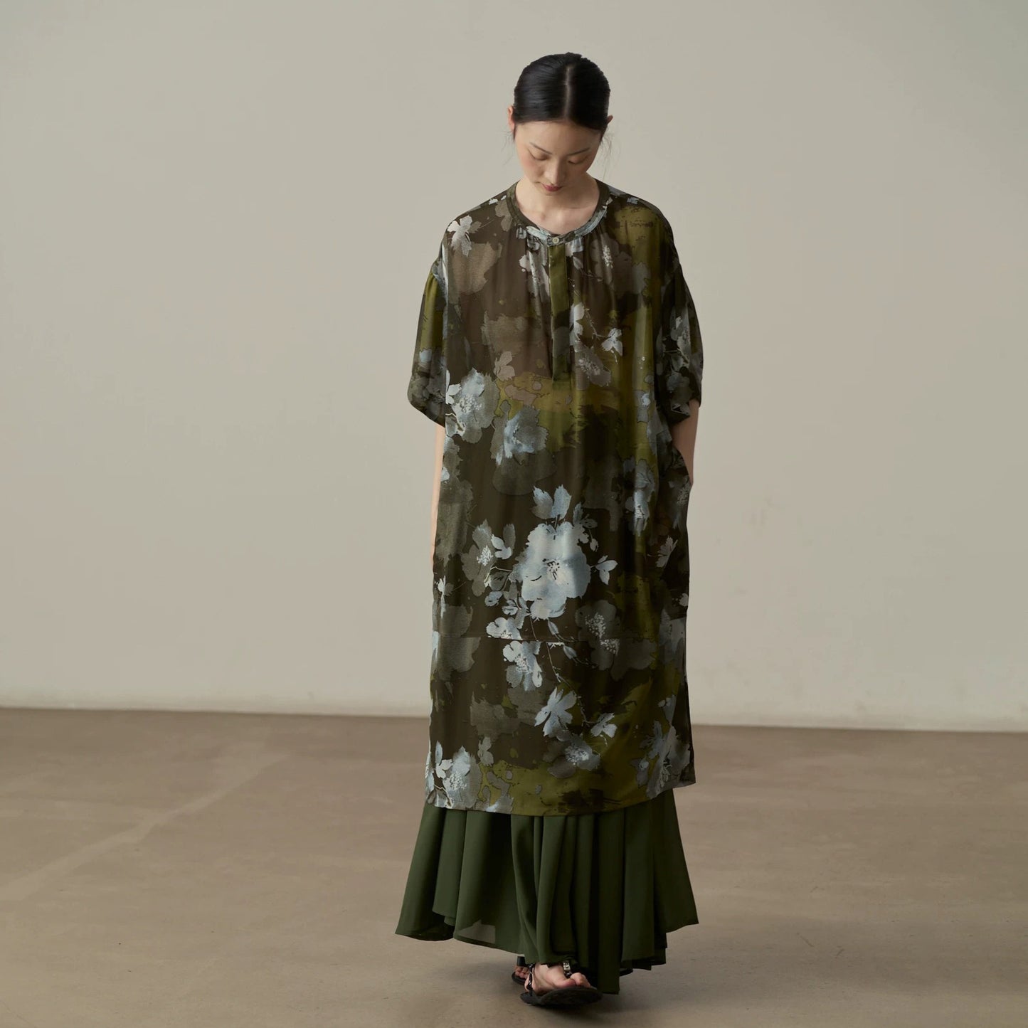 【トップス】シャツ レディース 水墨花柄 シフォン ロングシャツ 長袖 UVカット 羽織り ゆったり【JZシリーズ】【SHシリーズ】【10~15日内発送】