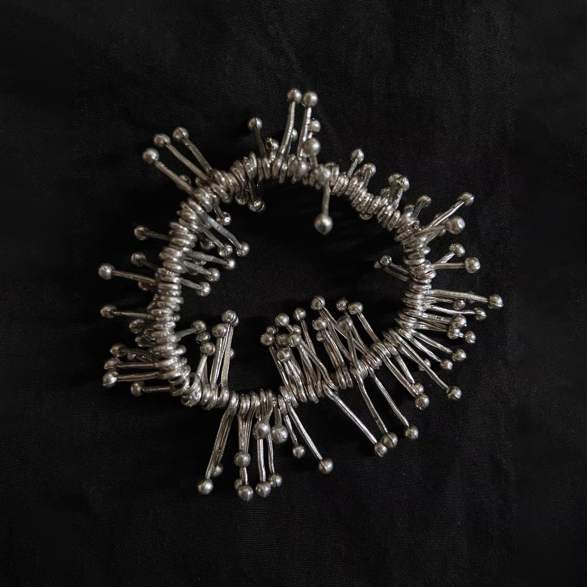 【🎁 B2G1|先行スタート!】【グッズ】ユニセックス 中性デザイン 不規則ロング&ショートタッセル ヴィンテージ調メタル ゴムブレスレット