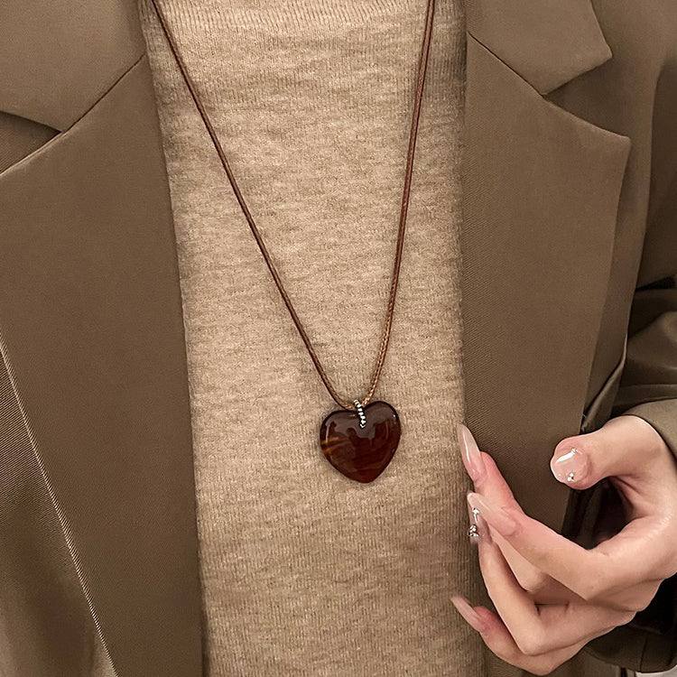 【🎁 B2G1|先行スタート!】【グッズ】ロング丈 ブラウンハートペンダントネックレス レディース 秋冬 気質 高級感 ニットチェーン シンプルアクセサリー