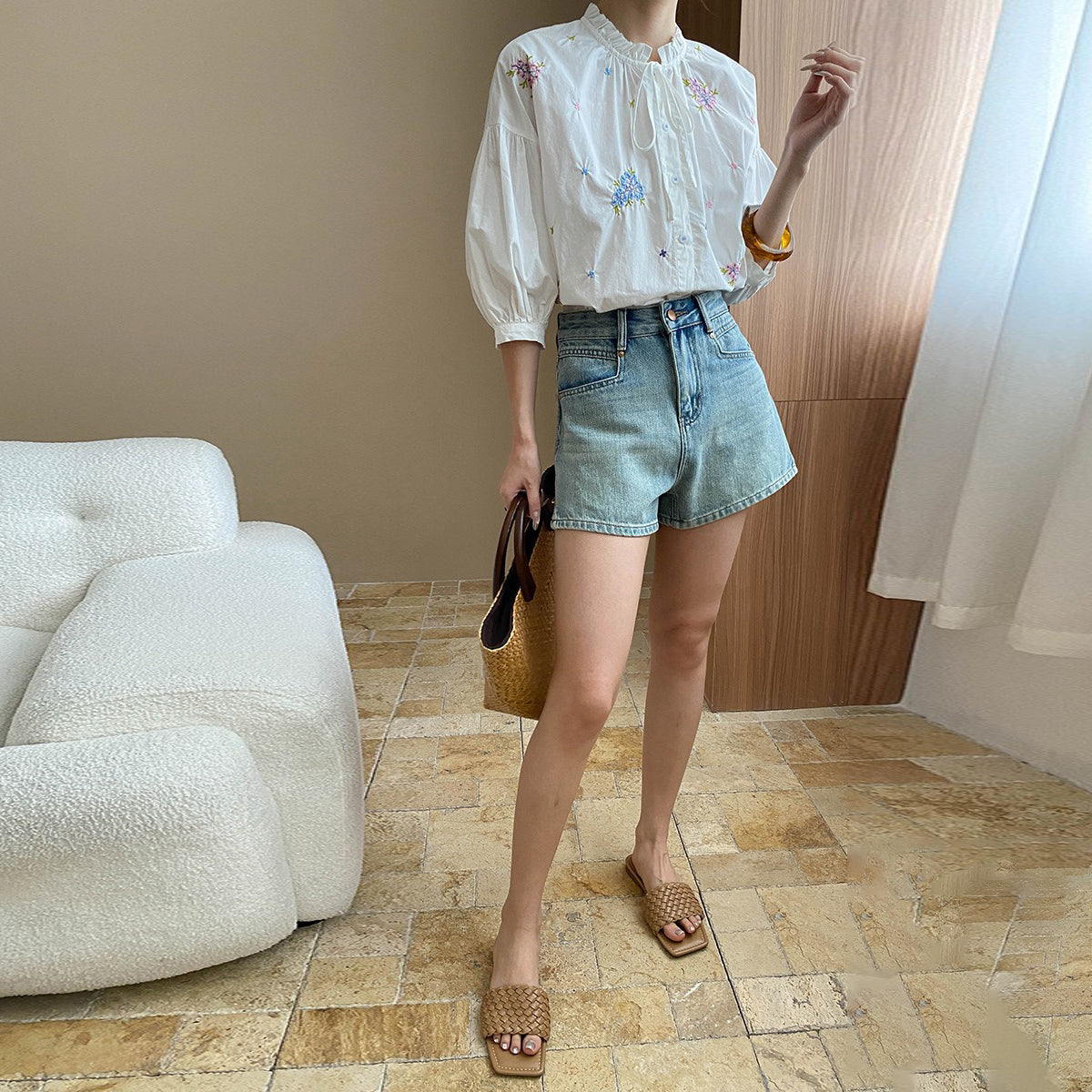 【トップス】初秋新作 フレンチ風花柄刺繍ブラウス|フリルネック×リボン付きスタンドカラー|パフスリーブが可愛い長袖トップス【SHシリーズ】