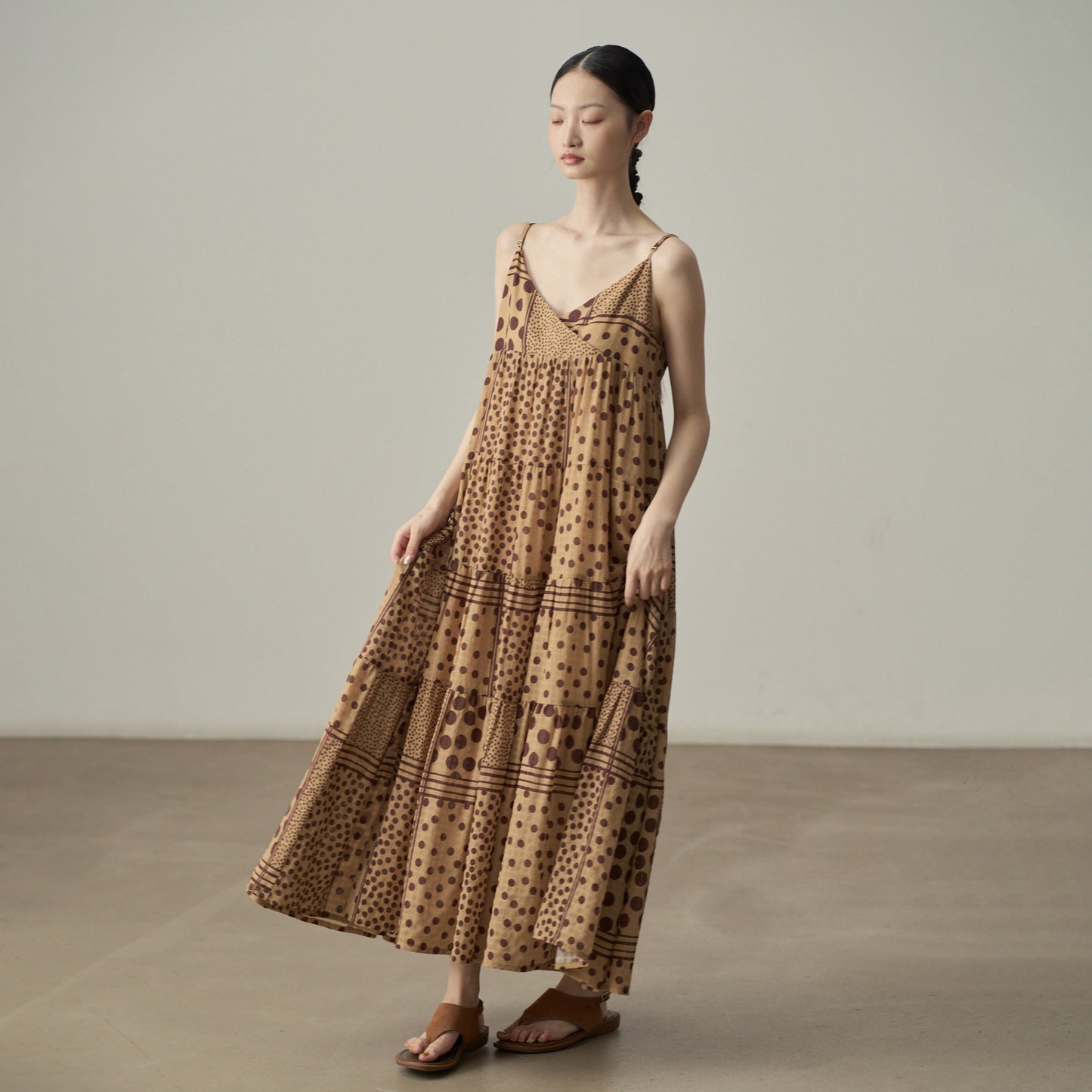【ワンピース】ワンピース レディース ドット柄 キャミワンピース ティアード ロング丈 ノースリーブ ゆったり リゾート風【JZシリーズ】【10~15日内発送】