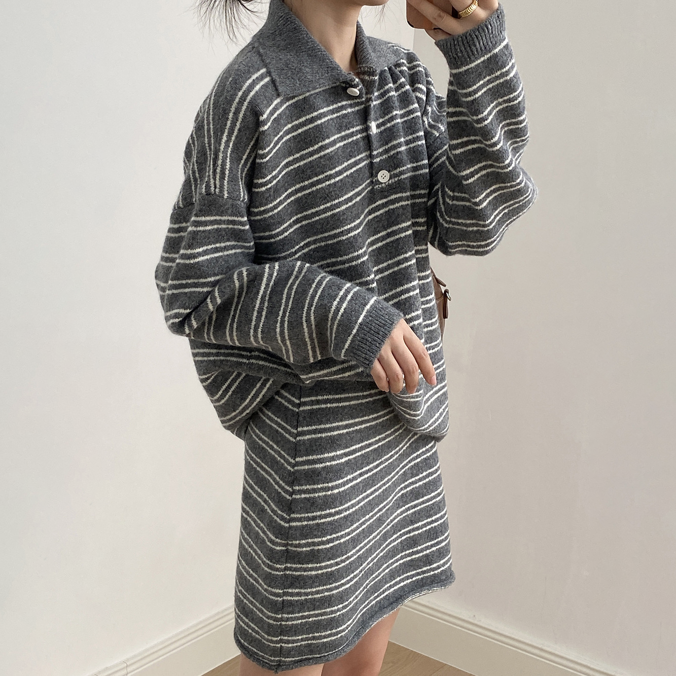 2点セット【セットアップ】韓国風 ストライプニット 上下セット レディース 秋冬 ゆったり 襟付き トップス+ニットスカート ルーズ可愛い【JZシリーズ】