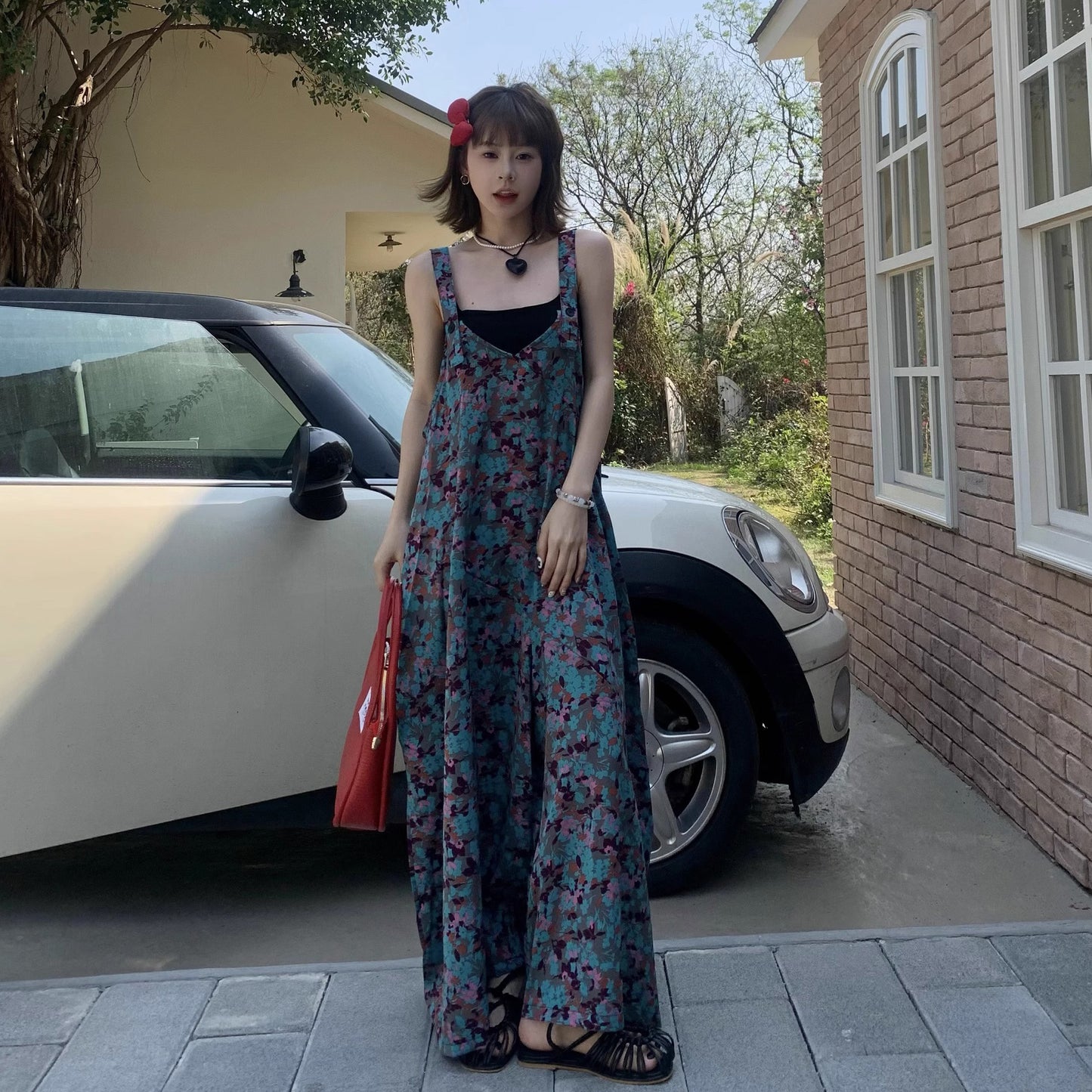【ボトムス】夏新作 アートな雰囲気漂う Vネック 清涼感たっぷり ブルーフラワー柄サロペット オールインワン【SHシリーズ】