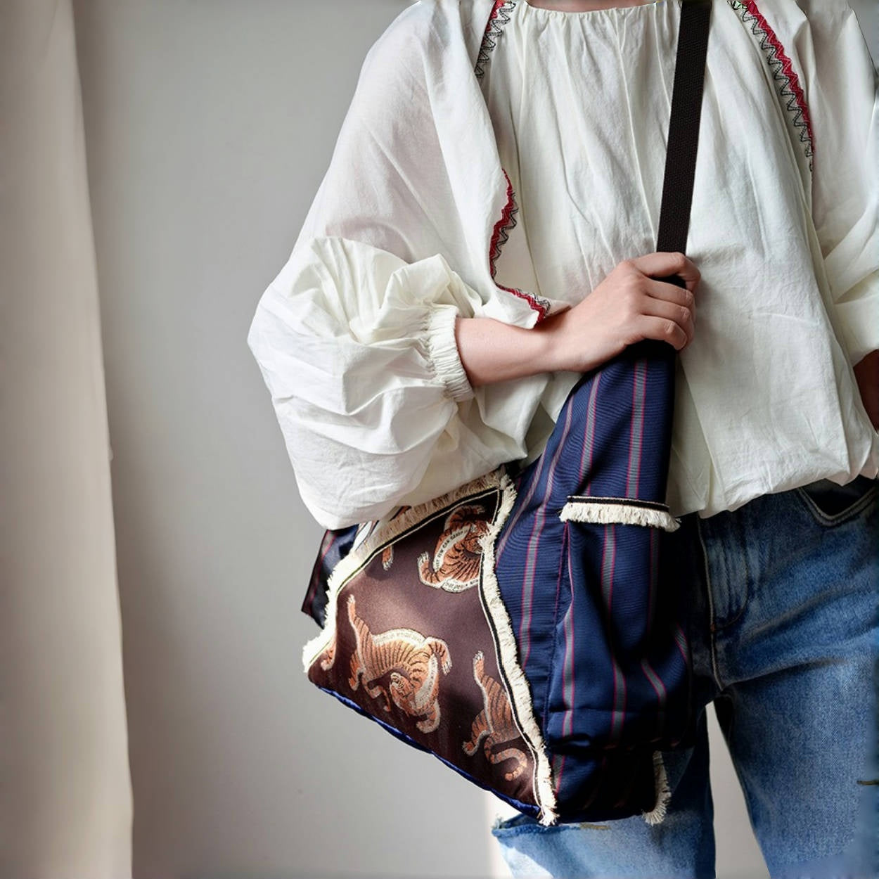 【バッグ】春 秋 夏 冬 ネオ中華風 大容量 斜めがけバッグ 【SHシリーズ】