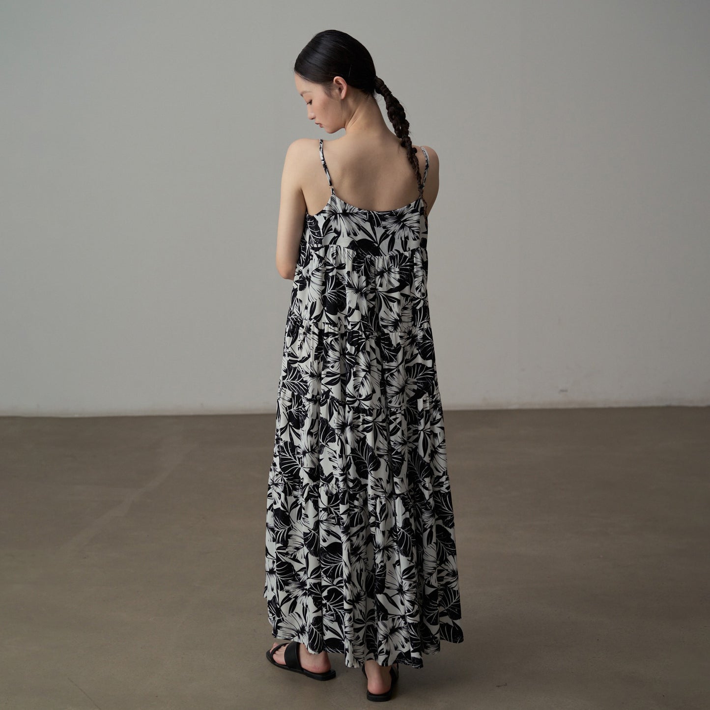 【ワンピース】フレンチシックなモノクロ花柄ワンピース ノースリーブ ゆる可愛スリム見えデザイン【SHシリーズ】