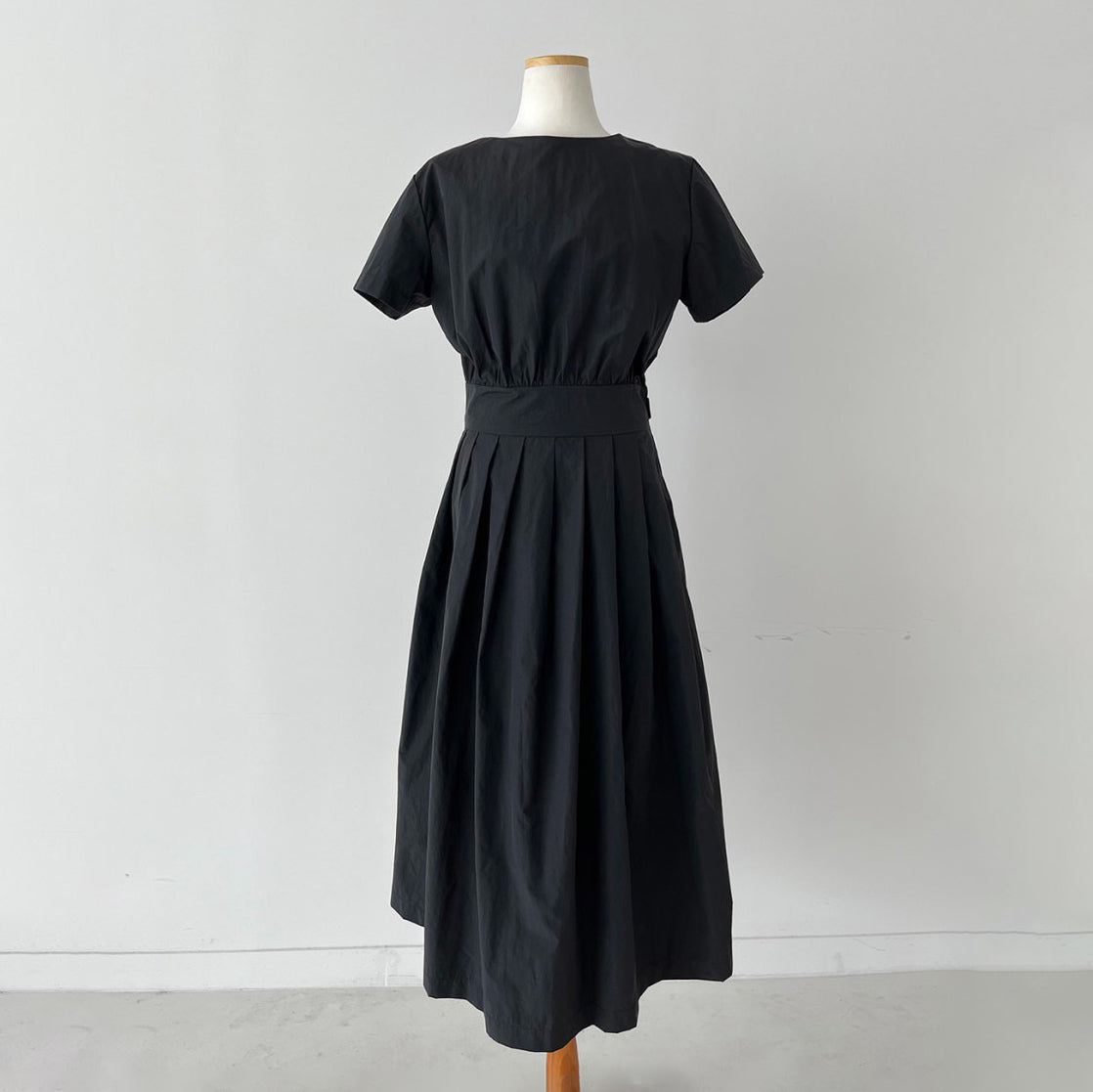 【ワンピース】フレンチシックな夏ワンピ|クルーネック×タック入りウエストマークデザインで細見え◎