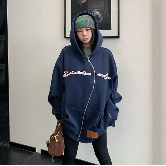 【アウター】斜めファスナー パッチ刺繍 フード付き ジャケット 【FCシリーズ】