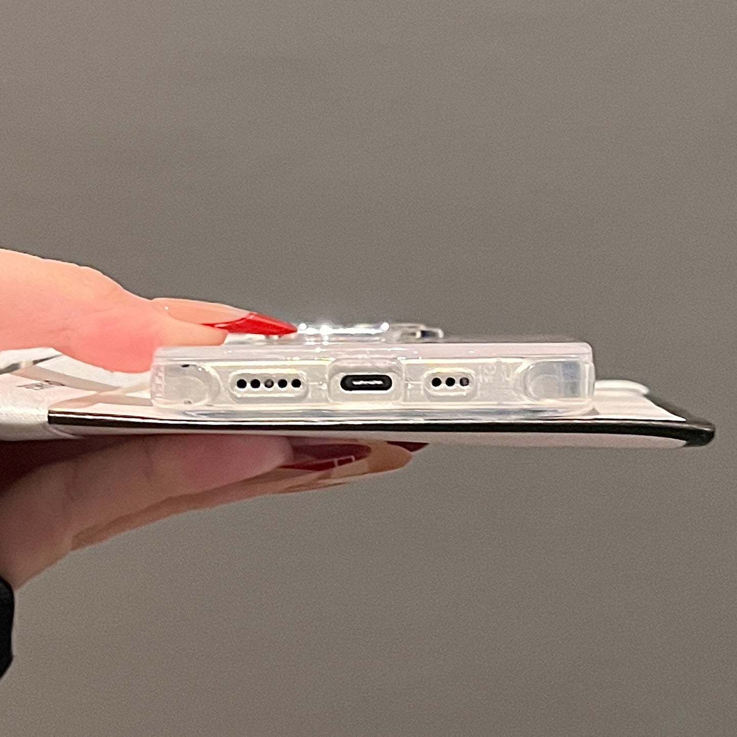 【グッズ】iPhone 16 Pro Max / 15 Pro / 14 PM / 13 / 12 / 11 PM 用 春新作 淡いピンク クリームカラー チューリップ 全面保護 レンズカバー付き 高級感 小众 レディース ストラップ付き