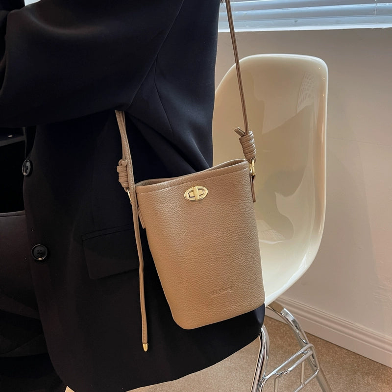 【バッグ】無地 差込錠 ボディバッグ