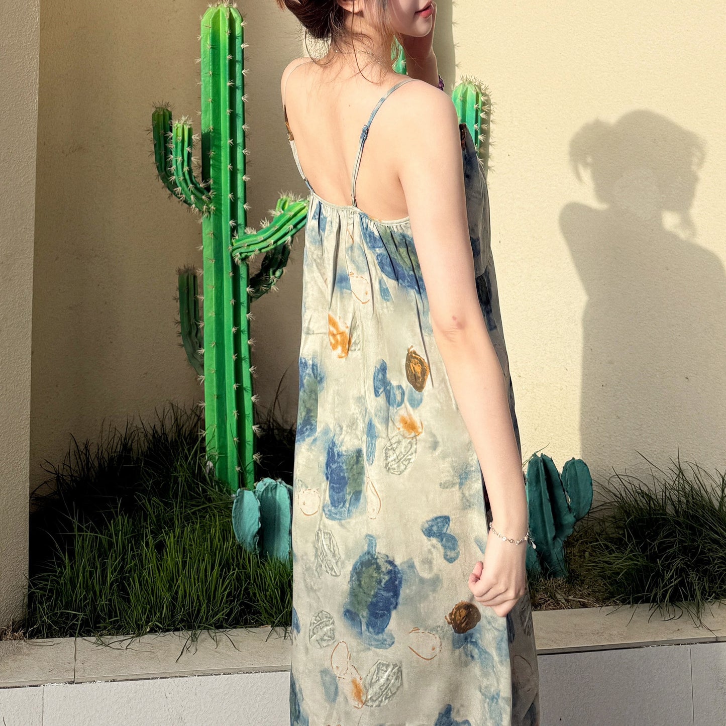 【ワンピース】ブルー アート感漂うアンダートレンドデザイン ノースリーブキャミソールワンピース【SHシリーズ】