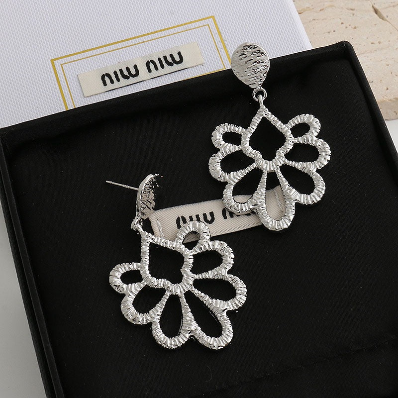 【🎁 B2G1|先行スタート!】【グッズ】個性派デザイン 金属×ラタン フラワーモチーフ 透かし細工ピアス