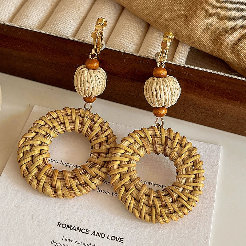 【🎁 B2G1|先行スタート!】【グッズ】高級感 海辺バカンス ストロー編みピアス ノンホールクリップタイプ イヤリング