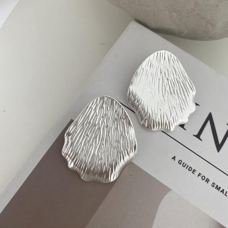 【🎁 B2G1|先行スタート!】【グッズ】シルバーブラッシュド 花びらシェイプ ピアス