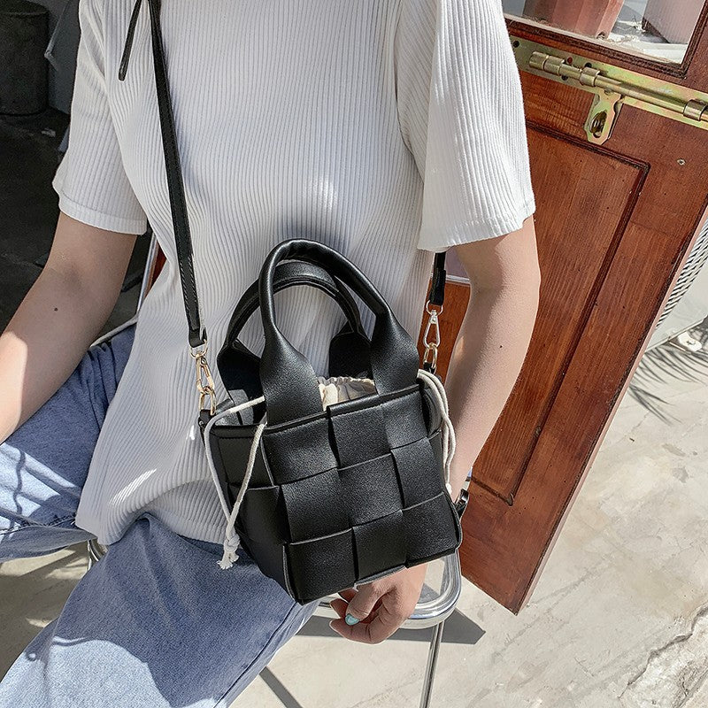 【バッグ】紐締め ボディバッグ