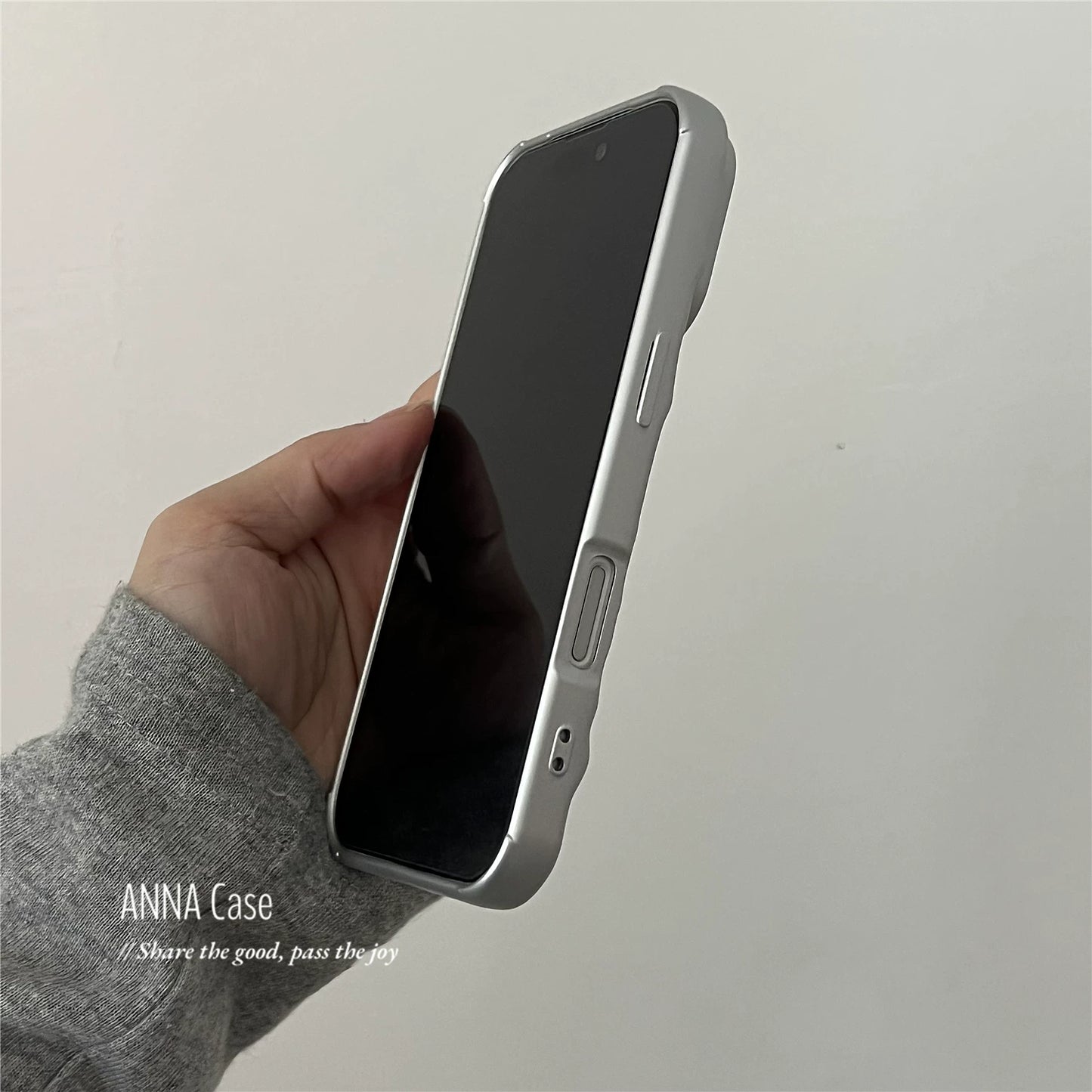 【グッズ】ins風 高級感 マットシルバー しわ加工 iPhone17 Pro Max対応 iPhone17 / 16 Pro Max / 16 / 15 Pro / 14 / 13対応 新作 全面保護 耐衝撃 ケース