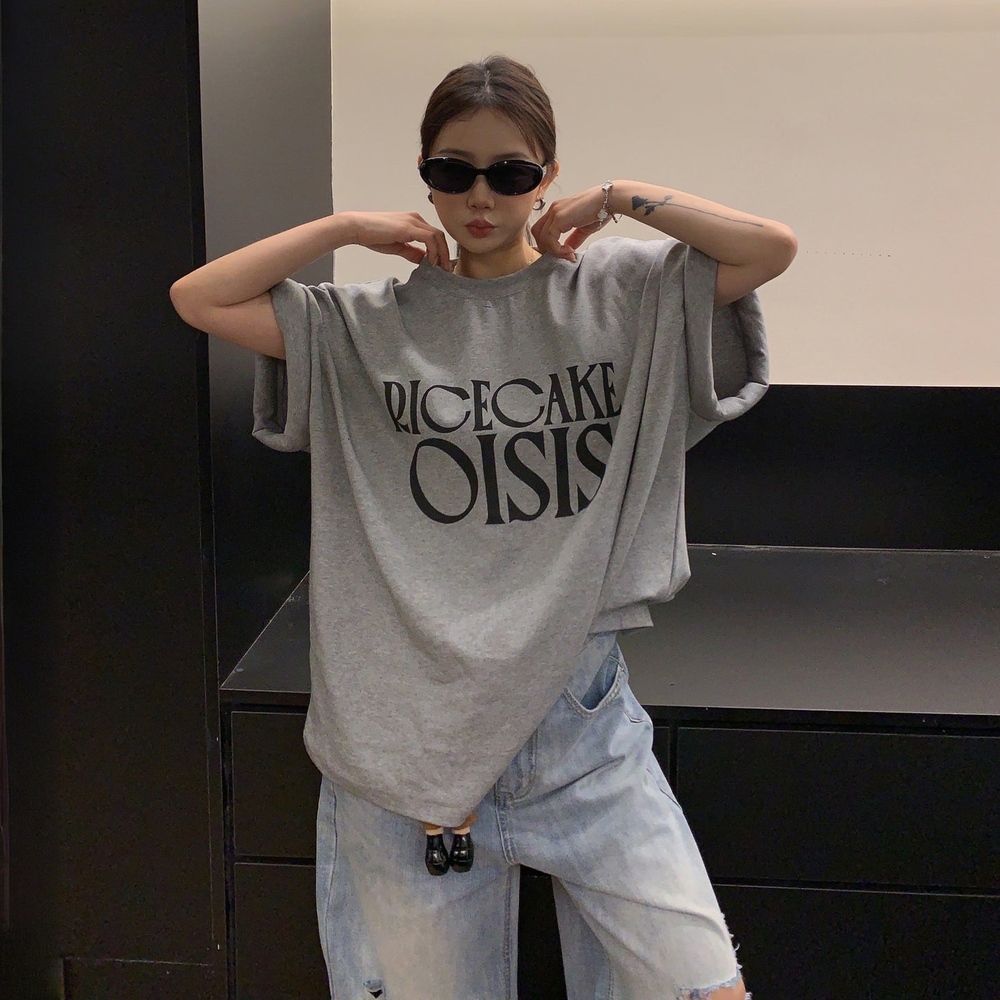 【トップス】韓国風 レタープリント パデッドスリーブ 半袖 ビッグTシャツ 【FCシリーズ】