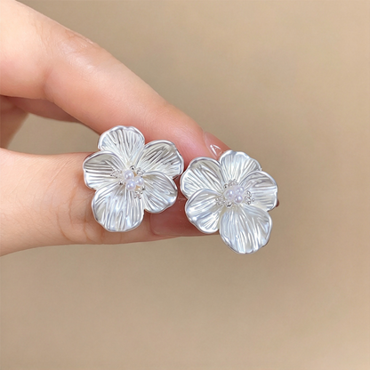 【グッズ】フレンチ風立体フラワーピアス レディース マットシルバー パール 花モチーフ 華やか