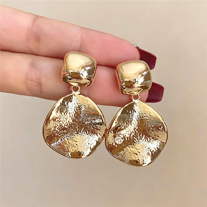 【グッズ】ピアス レディース シルバー メタル ハンマード加工 不規則サークル フレンチ風 モード アクセサリー