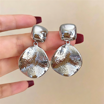 【グッズ】ピアス レディース シルバー メタル ハンマード加工 不規則サークル フレンチ風 モード アクセサリー