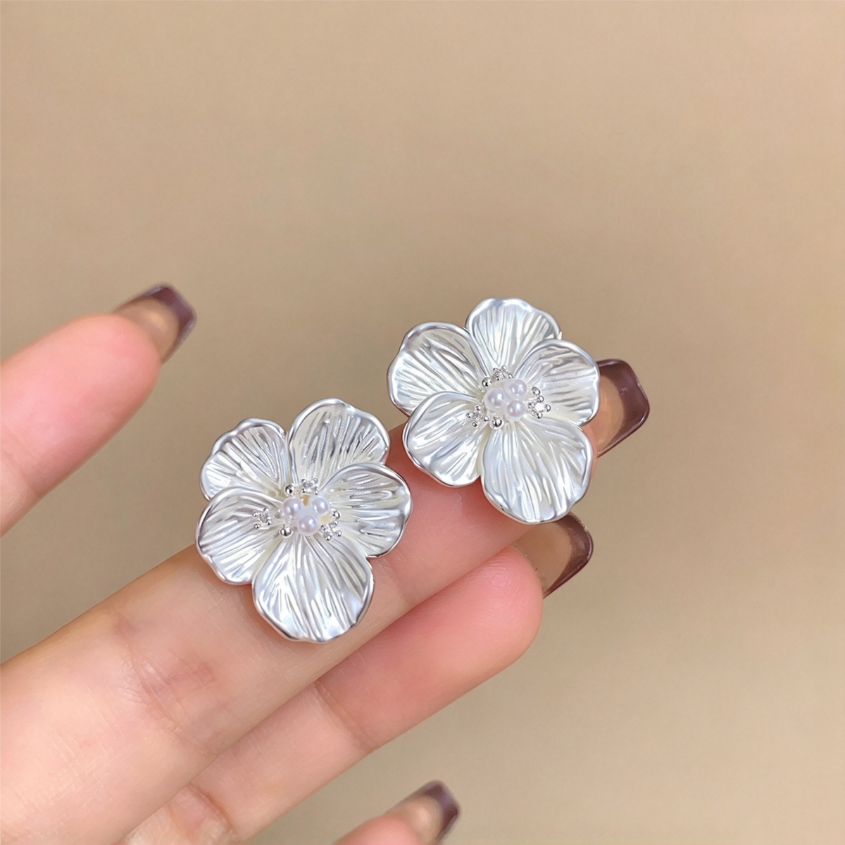 【グッズ】フレンチ風立体フラワーピアス レディース マットシルバー パール 花モチーフ 華やか