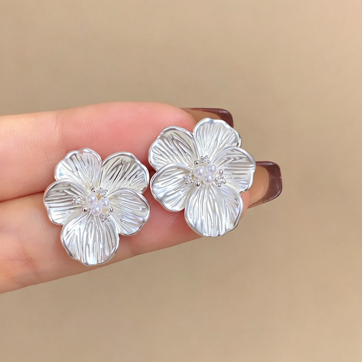 【グッズ】フレンチ風立体フラワーピアス レディース マットシルバー パール 花モチーフ 華やか