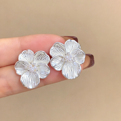 【グッズ】フレンチ風立体フラワーピアス レディース マットシルバー パール 花モチーフ 華やか