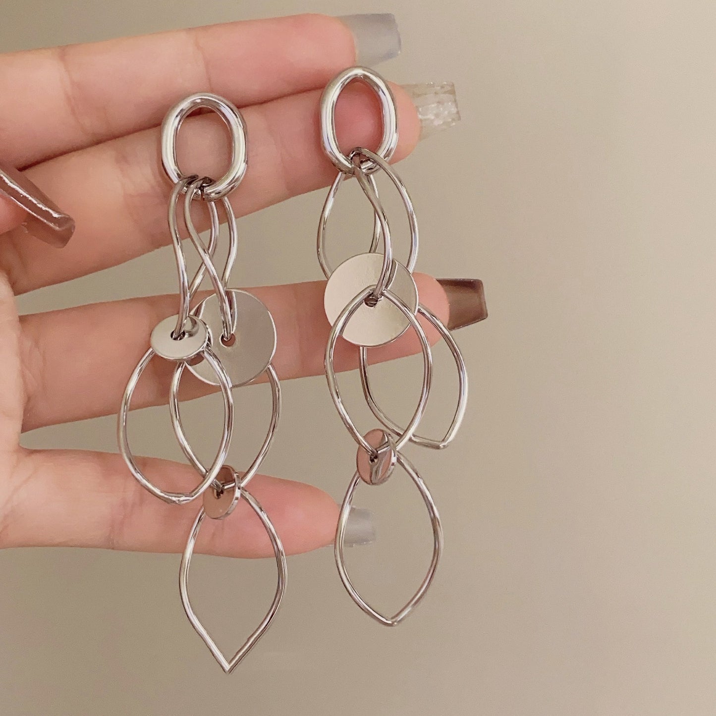 【🎁 B2G1｜先行スタート！】【グッズ】フレンチレトロ透かし彫りピアス/イヤリング 冷淡系で高見え 小顔効果抜群の個性派アクセ