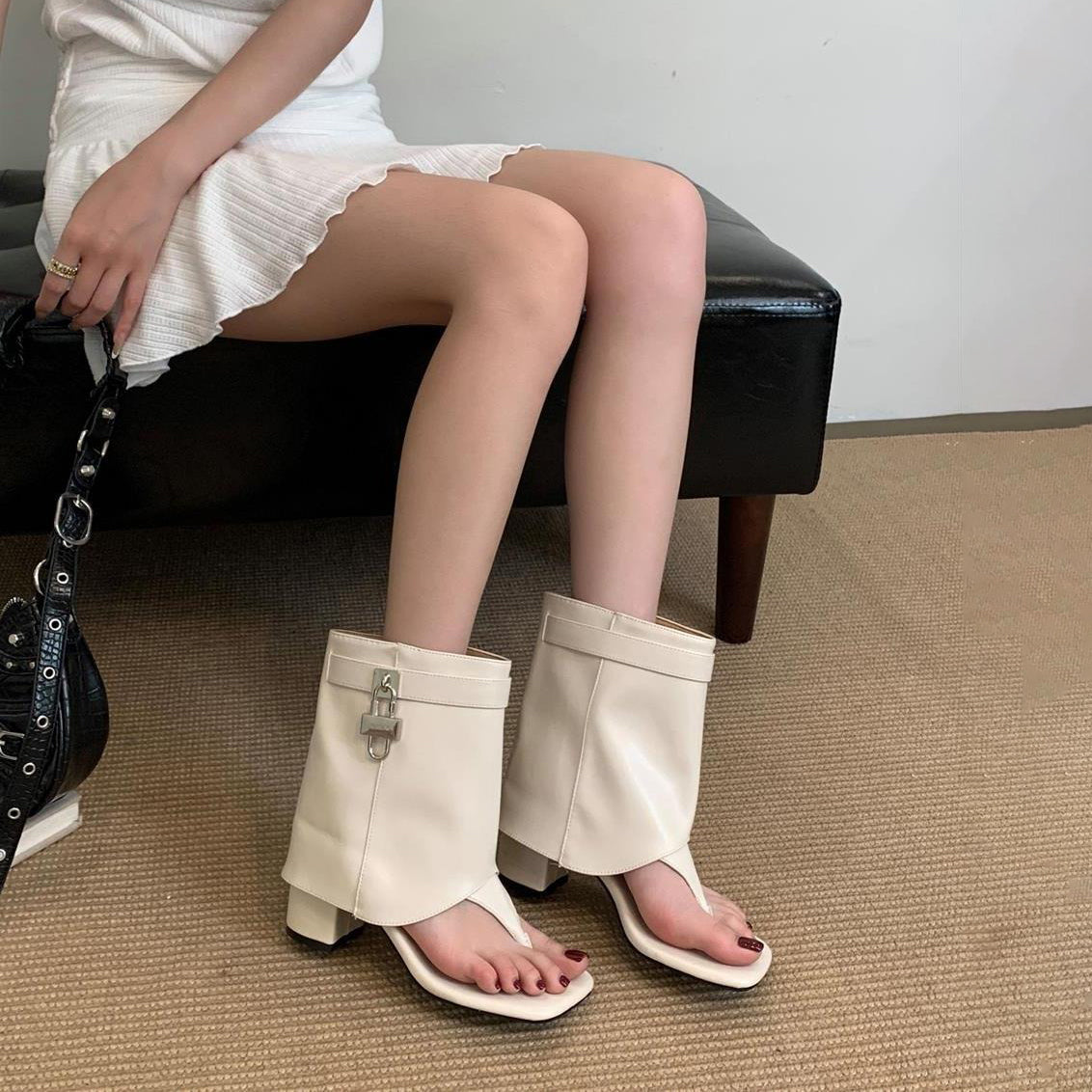 【シューズ】スクエアトゥ×メタルバックル トングサンダルブーツ｜個性派チャンキーヒール｜ウエスタン風ローマショートブーツ