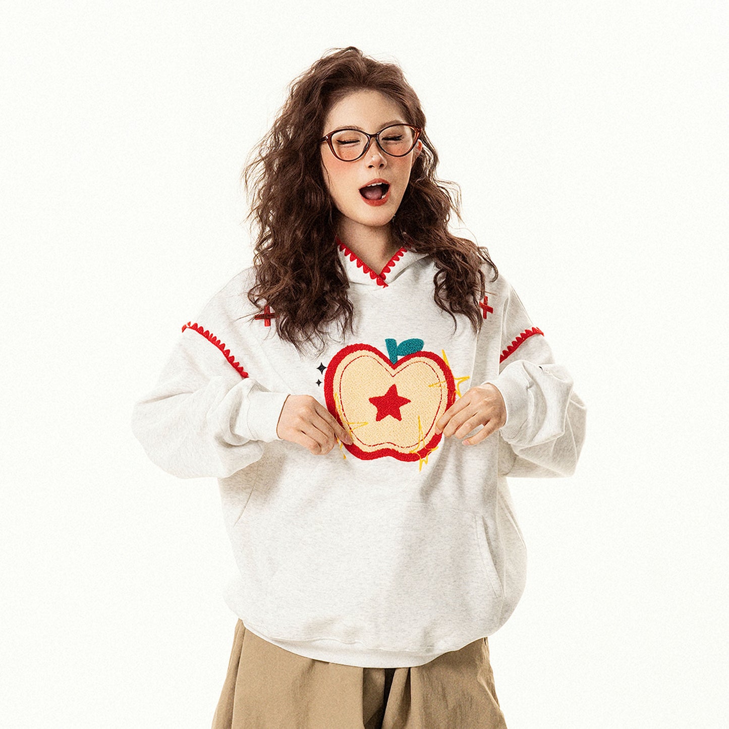 【トップス】ヴィンテージ調 りんごモチーフ刺繍 フードパーカー 秋 男女兼用 ゆったり カジュアル【FCシリーズ】