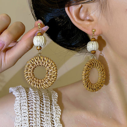 【🎁 B2G1｜先行スタート！】【グッズ】高級感 海辺バカンス ストロー編みピアス ノンホールクリップタイプ イヤリング