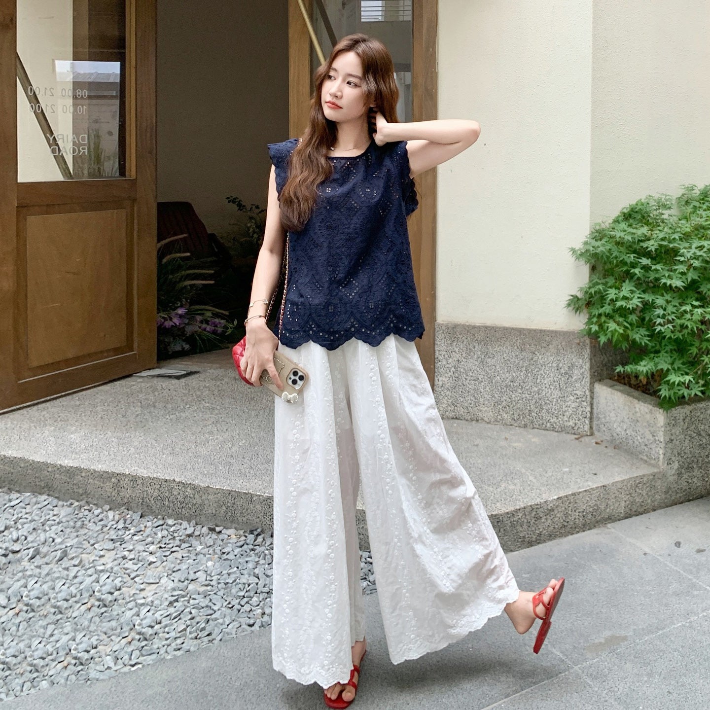 2点セット!【セットアップ】個性的で華やかな刺繍入りノースリーブトップス＋ワイドパンツ 上下セット 取り外し可能なバックフラップ付き【JZシリーズ】