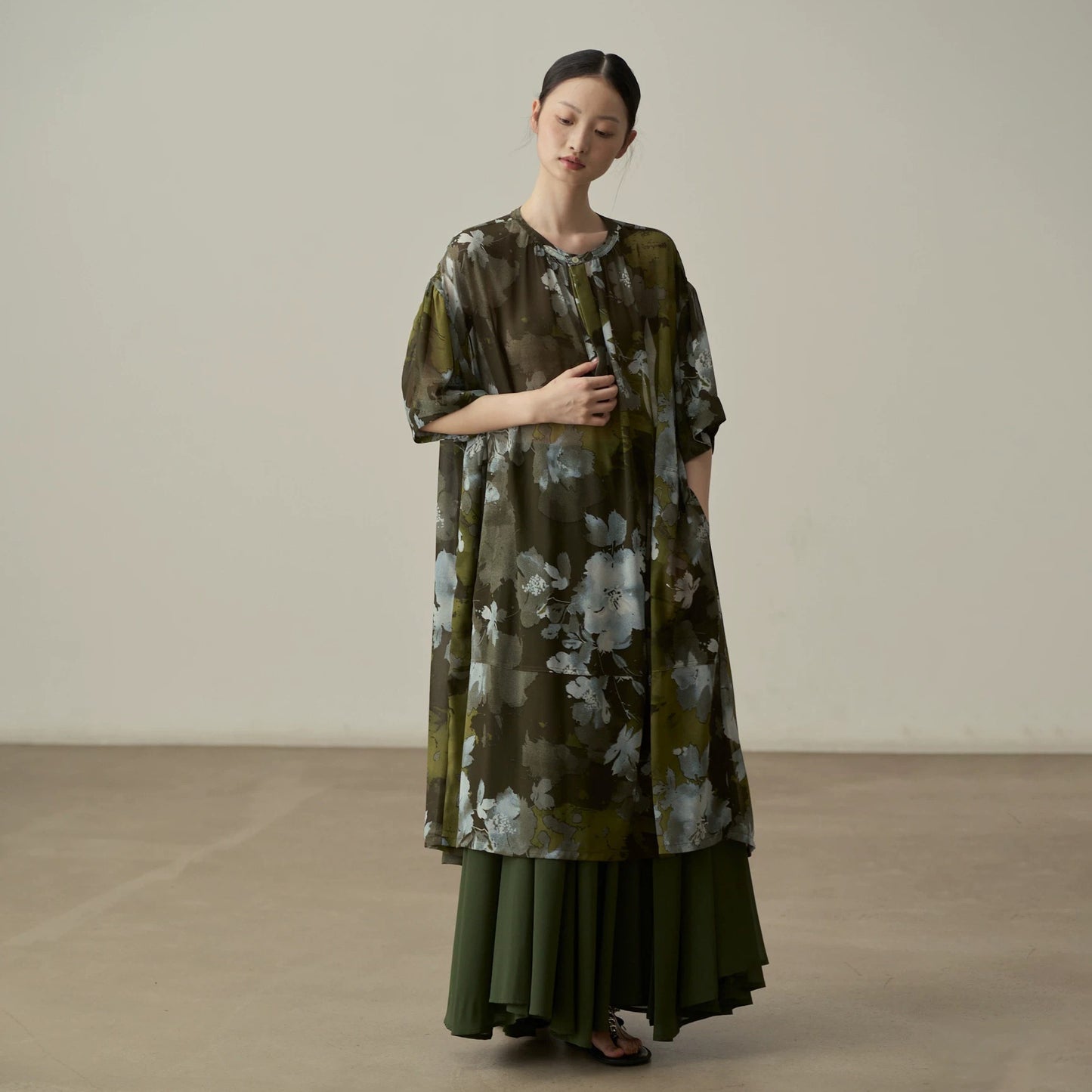 【トップス】シャツ レディース 水墨花柄 シフォン ロングシャツ 長袖 UVカット 羽織り ゆったり【JZシリーズ】【SHシリーズ】【10～15日内発送】