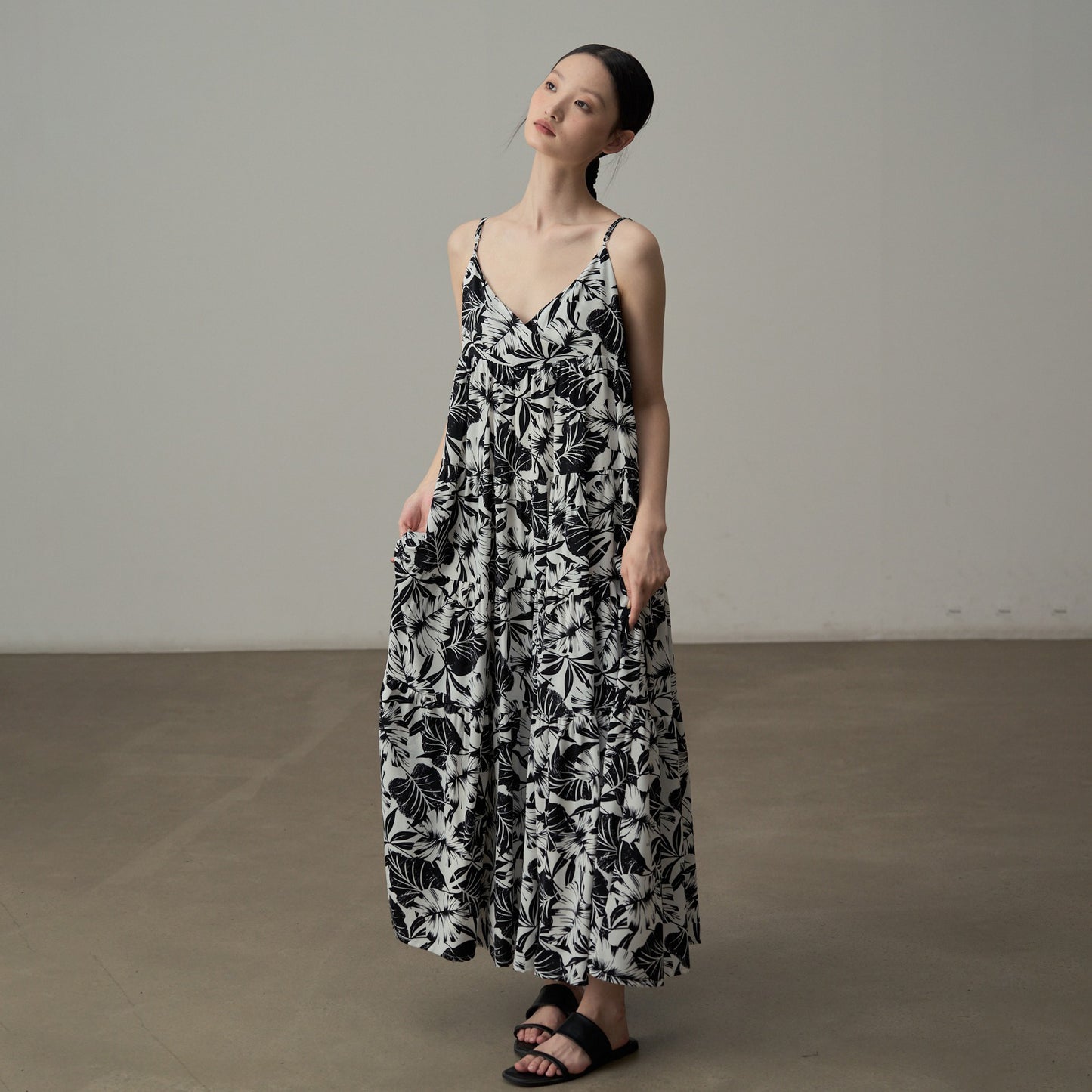 【ワンピース】フレンチシックなモノクロ花柄ワンピース ノースリーブ ゆる可愛スリム見えデザイン【SHシリーズ】