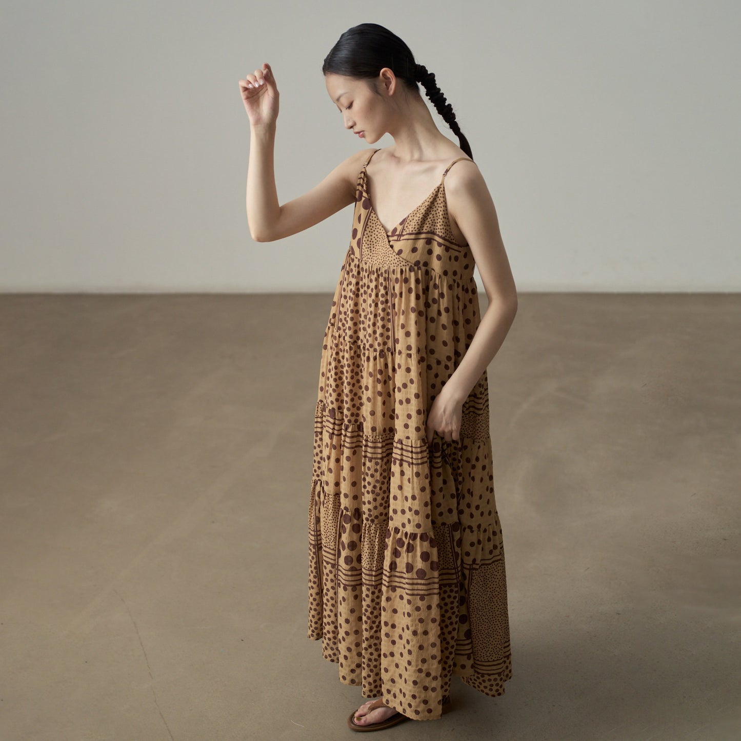 【ワンピース】ワンピース レディース ドット柄 キャミワンピース ティアード ロング丈 ノースリーブ ゆったり リゾート風【JZシリーズ】【10～15日内発送】