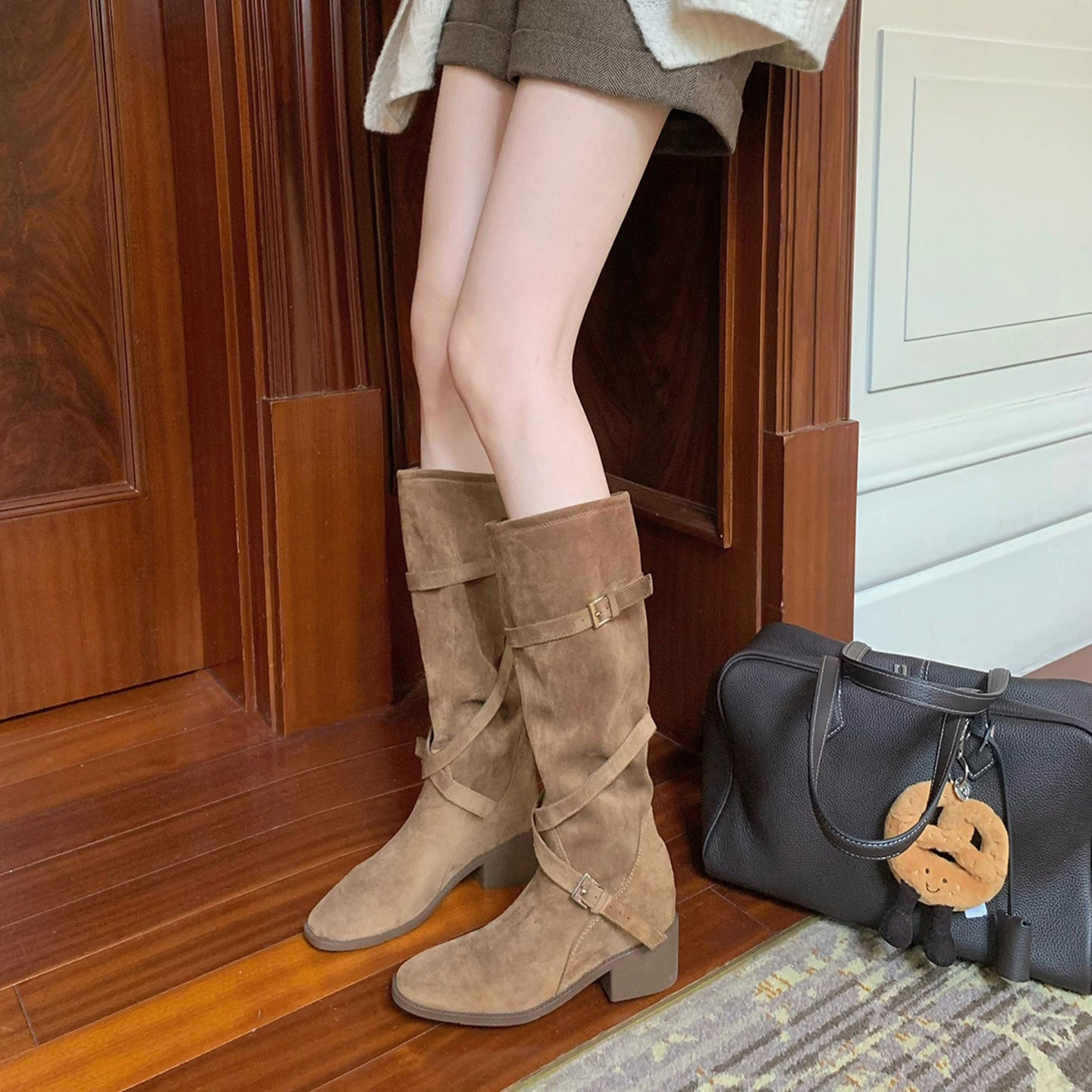 【シューズ】美脚効果 尖丸トゥ クロスベルト 太ヒール ミドルブーツ