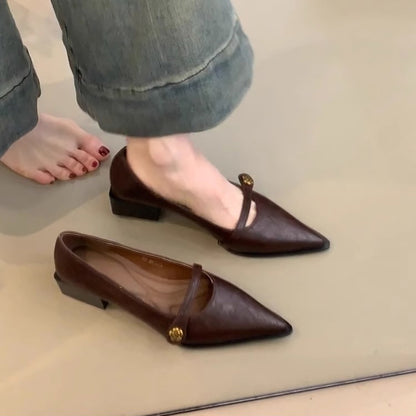 【シューズ】ソフトレザー調レトロハイヒール チャンキーヒール チェーン付きポインテッドトゥパンプス