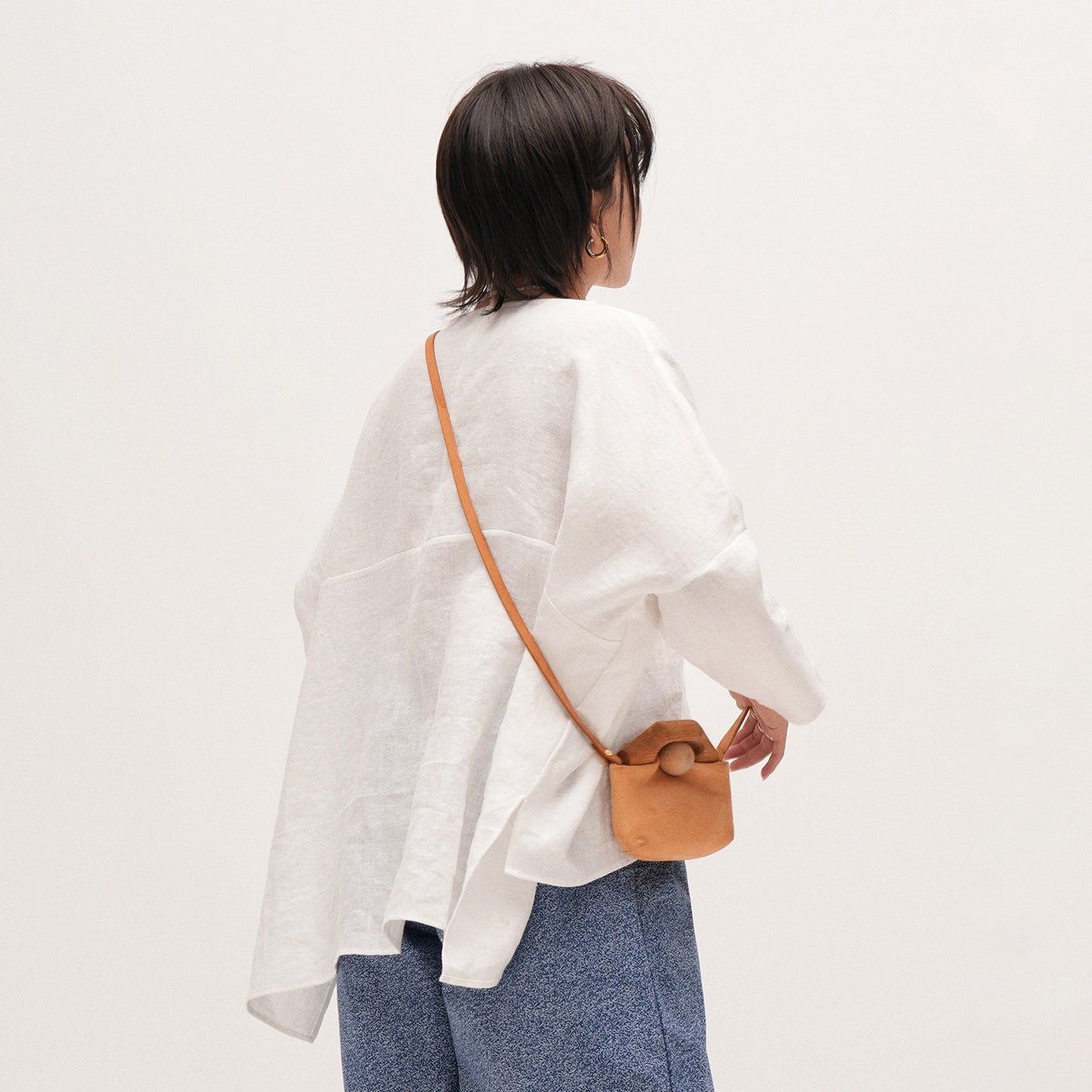 【トップス】天然高密度リネン ゆったりシルエット プルオーバーシャツ 夏用 薄手 大きいサイズ 長袖ブラウス【JZシリーズ】