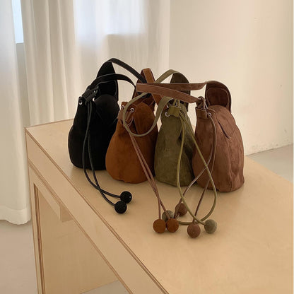 【バッグ】スエード調 ハンドバッグ ファーチャーム付き シンプル 高級感 ショルダーバッグ