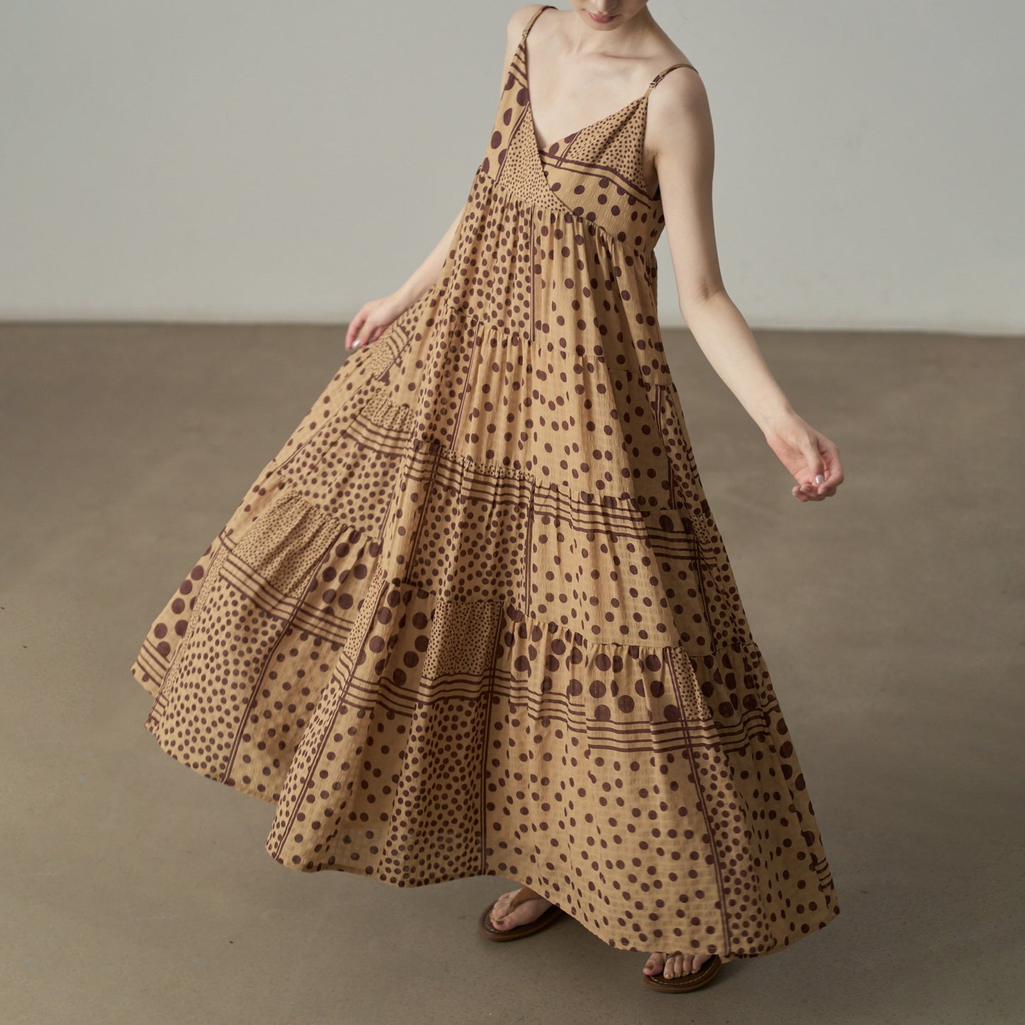 【ワンピース】ワンピース レディース ドット柄 キャミワンピース ティアード ロング丈 ノースリーブ ゆったり リゾート風【JZシリーズ】【10～15日内発送】
