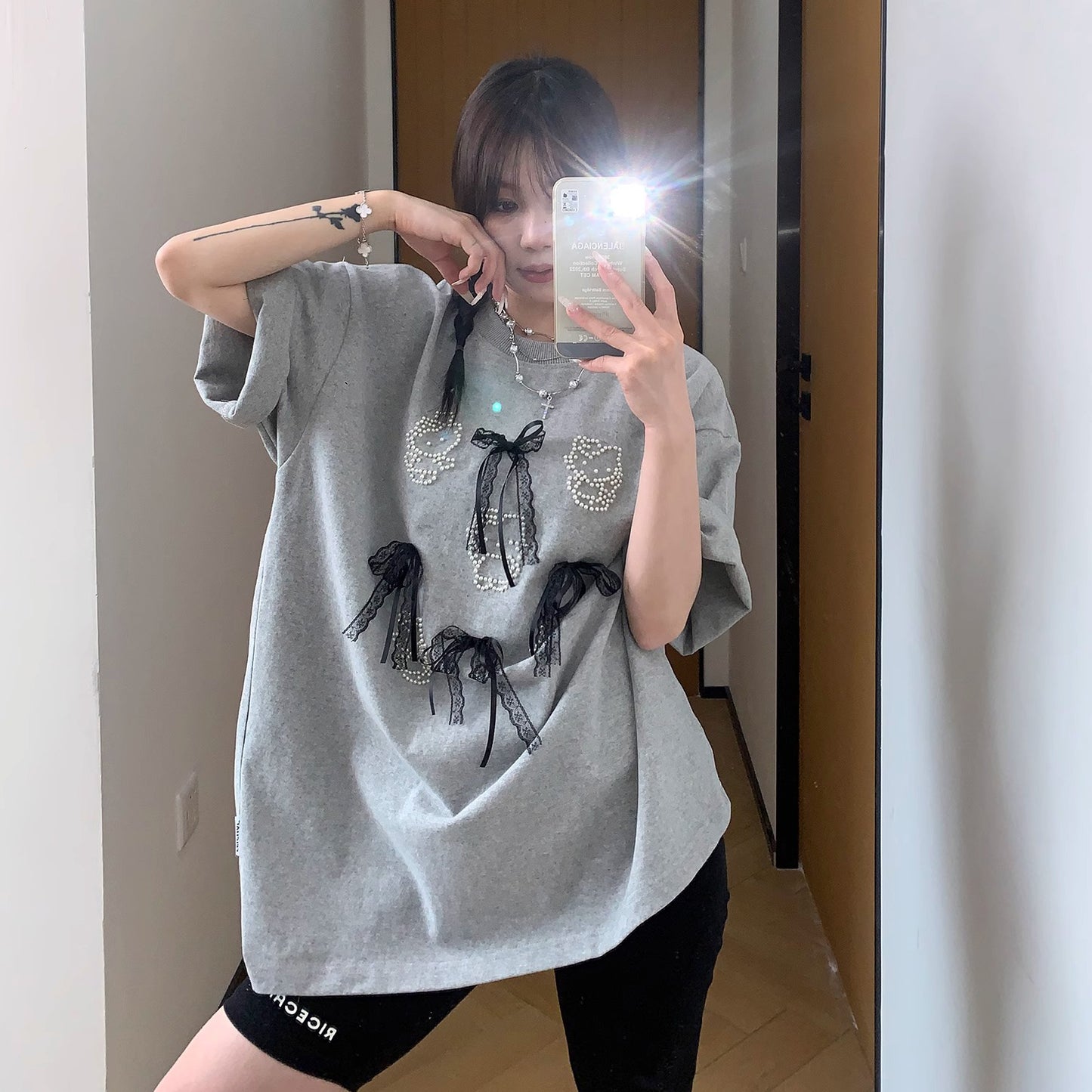 【トップス】【10～15日内発送】夏新作 個性派デザイン レースリボン＆パール付き 綿100％ 半袖Tシャツ【FCシリーズ】