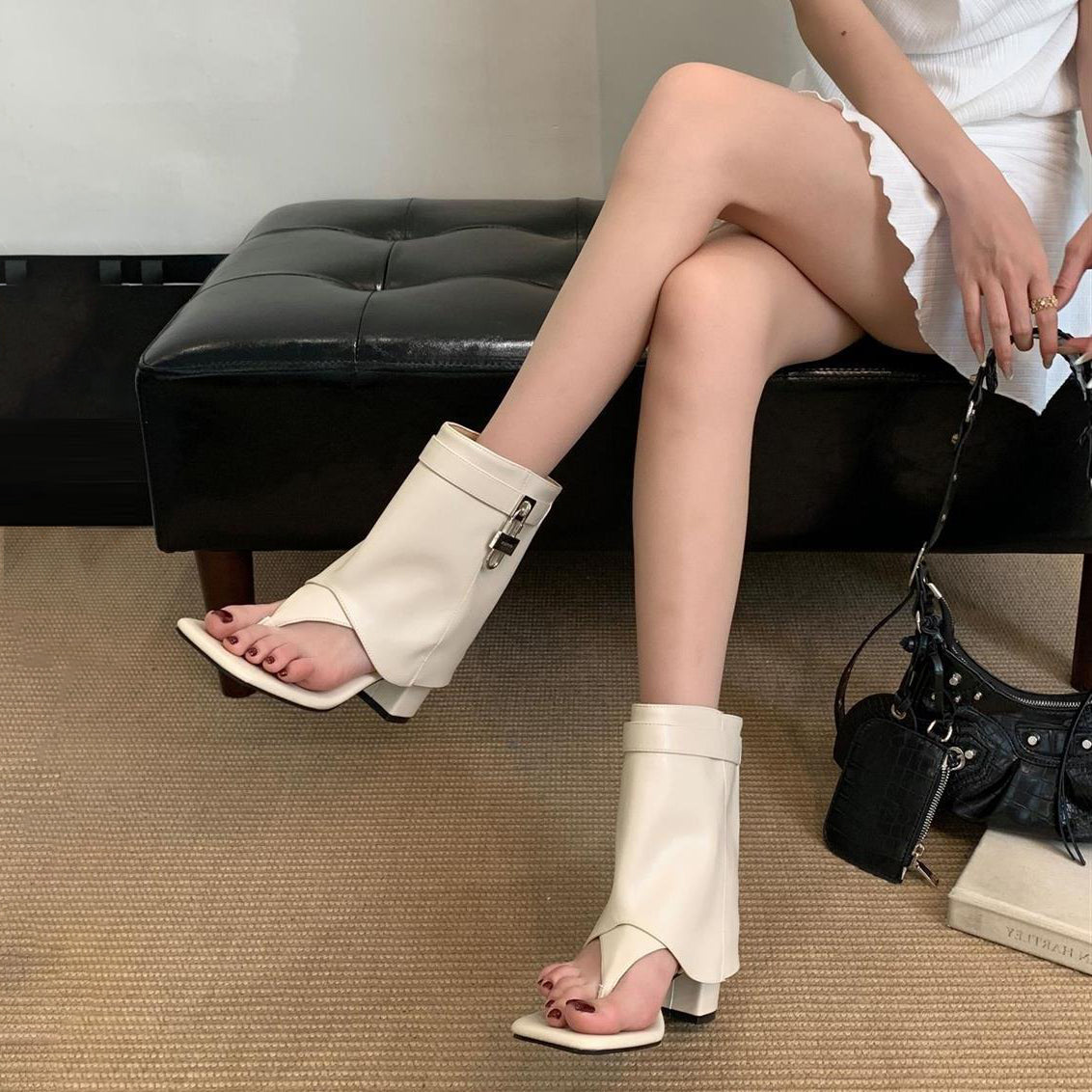 【シューズ】スクエアトゥ×メタルバックル トングサンダルブーツ｜個性派チャンキーヒール｜ウエスタン風ローマショートブーツ