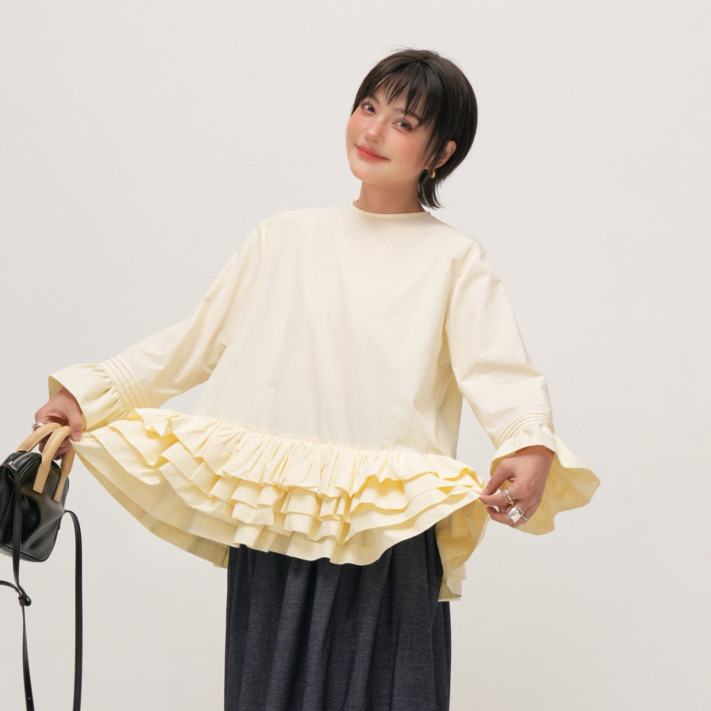 【トップス】無地 フリル ブラウス シャツ レディース ゆったり 体型カバー 大きいサイズ ミディアム丈 長袖 シャツ デザイン感 トップス【JZシリーズ】