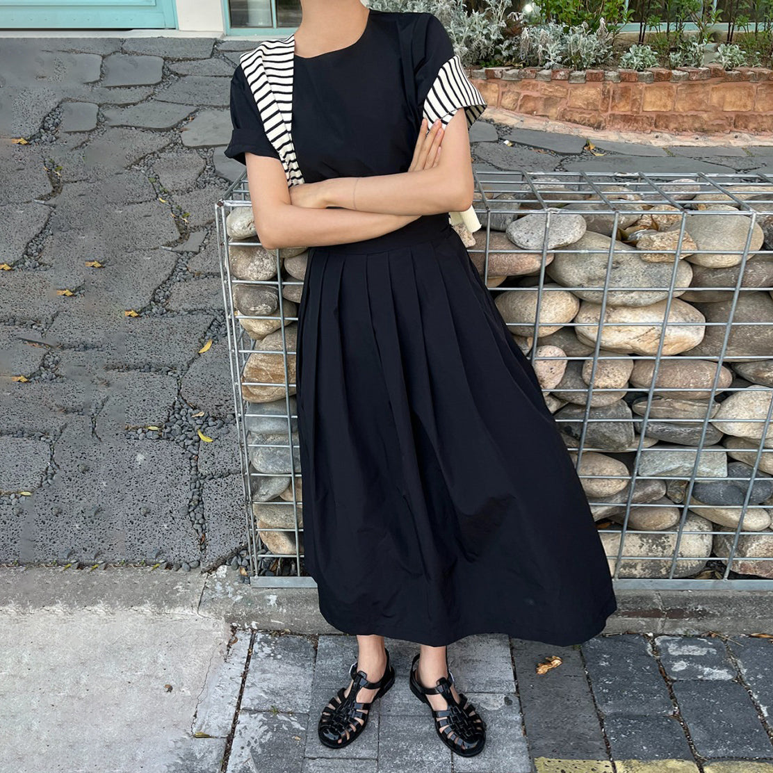 【ワンピース】フレンチシックな夏ワンピ｜クルーネック×タック入りウエストマークデザインで細見え◎