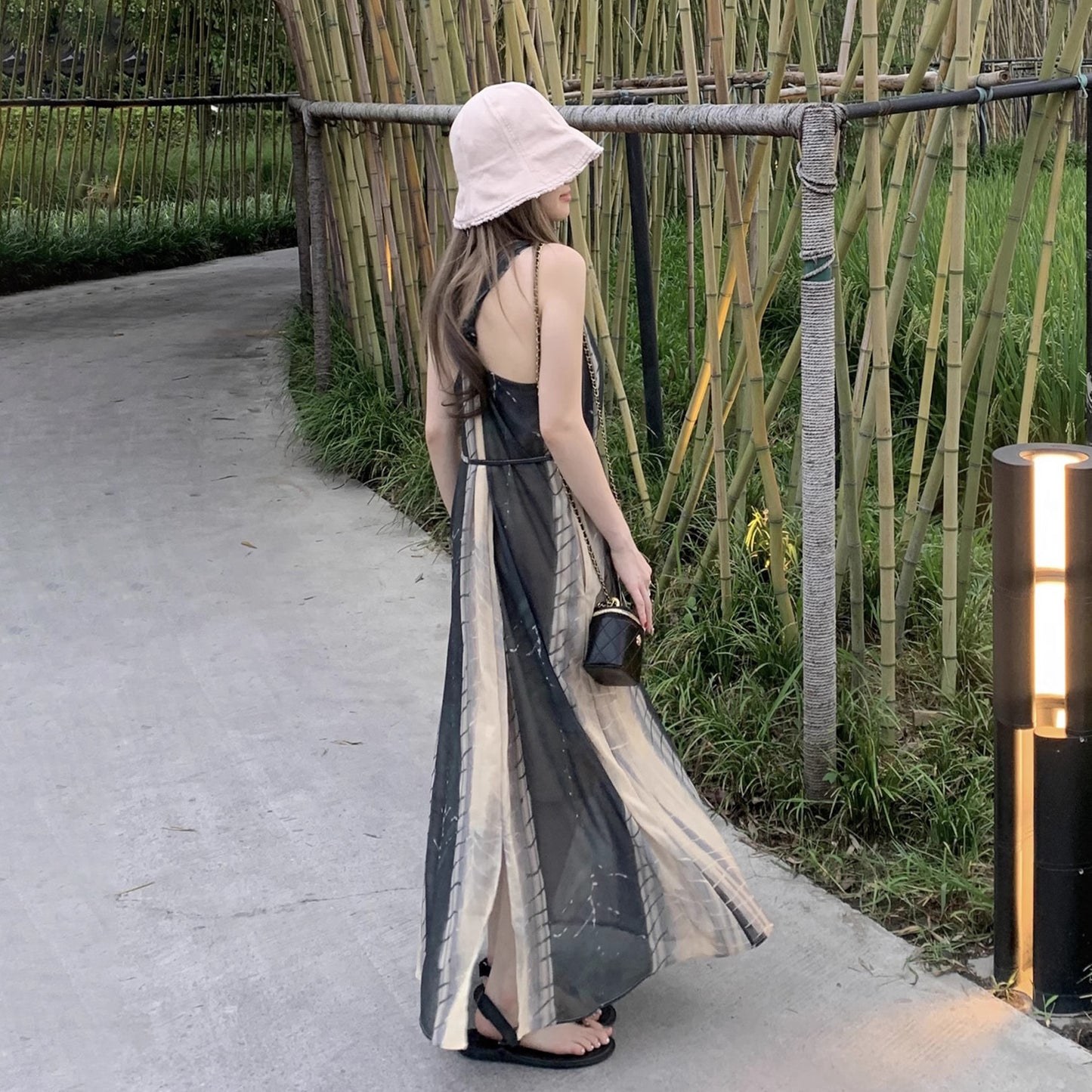 【ワンピース】アートプリント × デザイン感のある 夏用ノースリーブ Vネック タンクトップ風ロングワンピース【SHシリーズ】