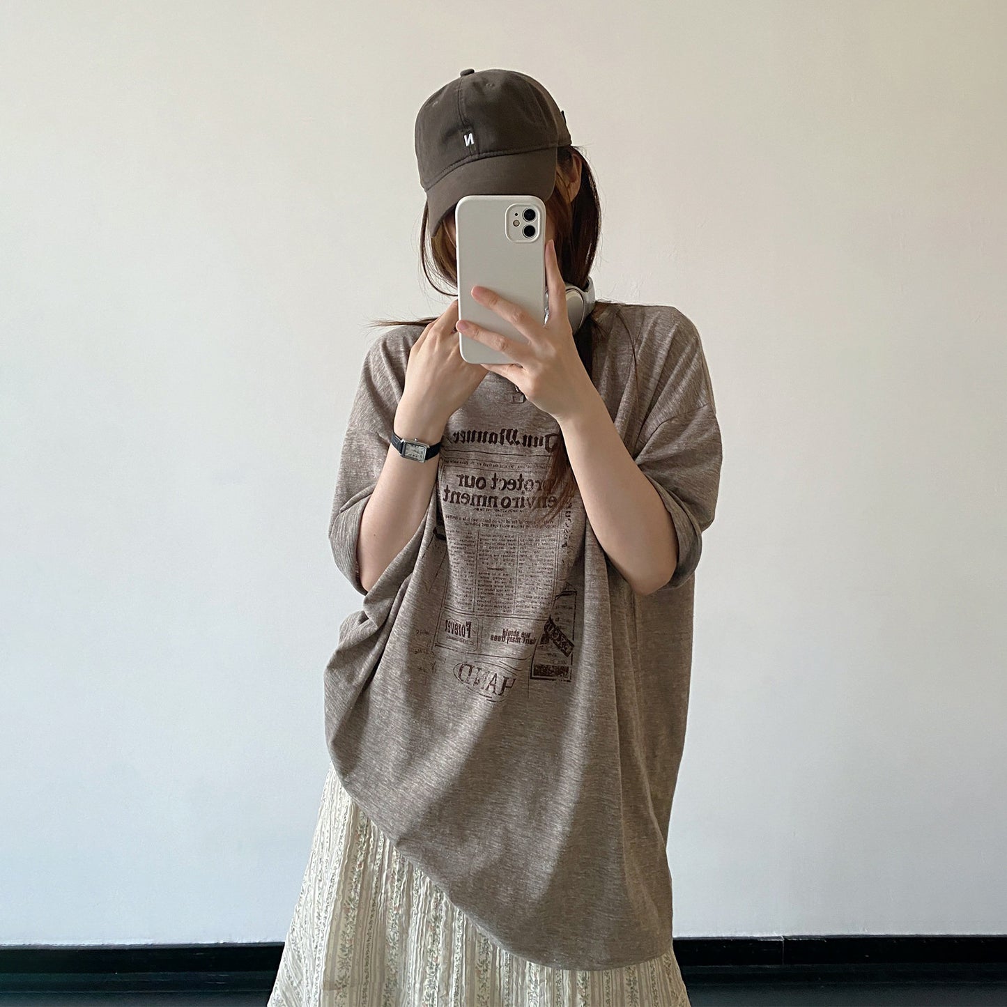 【トップス】ヴィンテージ風 Tシャツ レディース 夏 ミルクティーブラウン 半袖 レタープリント ダメージ加工 ルーズフィット ダークシック 人気【FCシリーズ】