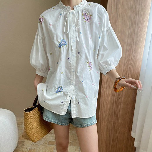 【トップス】初秋新作 フレンチ風花柄刺繍ブラウス｜フリルネック×リボン付きスタンドカラー｜パフスリーブが可愛い長袖トップス【SHシリーズ】