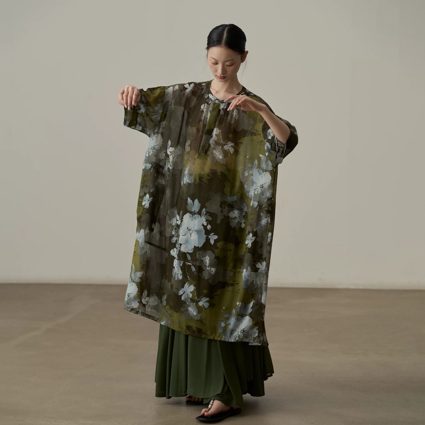 【トップス】シャツ レディース 水墨花柄 シフォン ロングシャツ 長袖 UVカット 羽織り ゆったり【JZシリーズ】【SHシリーズ】【10～15日内発送】