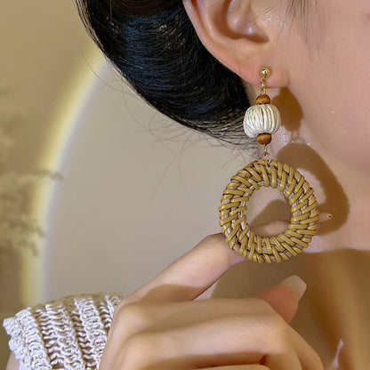 【🎁 B2G1｜先行スタート！】【グッズ】高級感 海辺バカンス ストロー編みピアス ノンホールクリップタイプ イヤリング