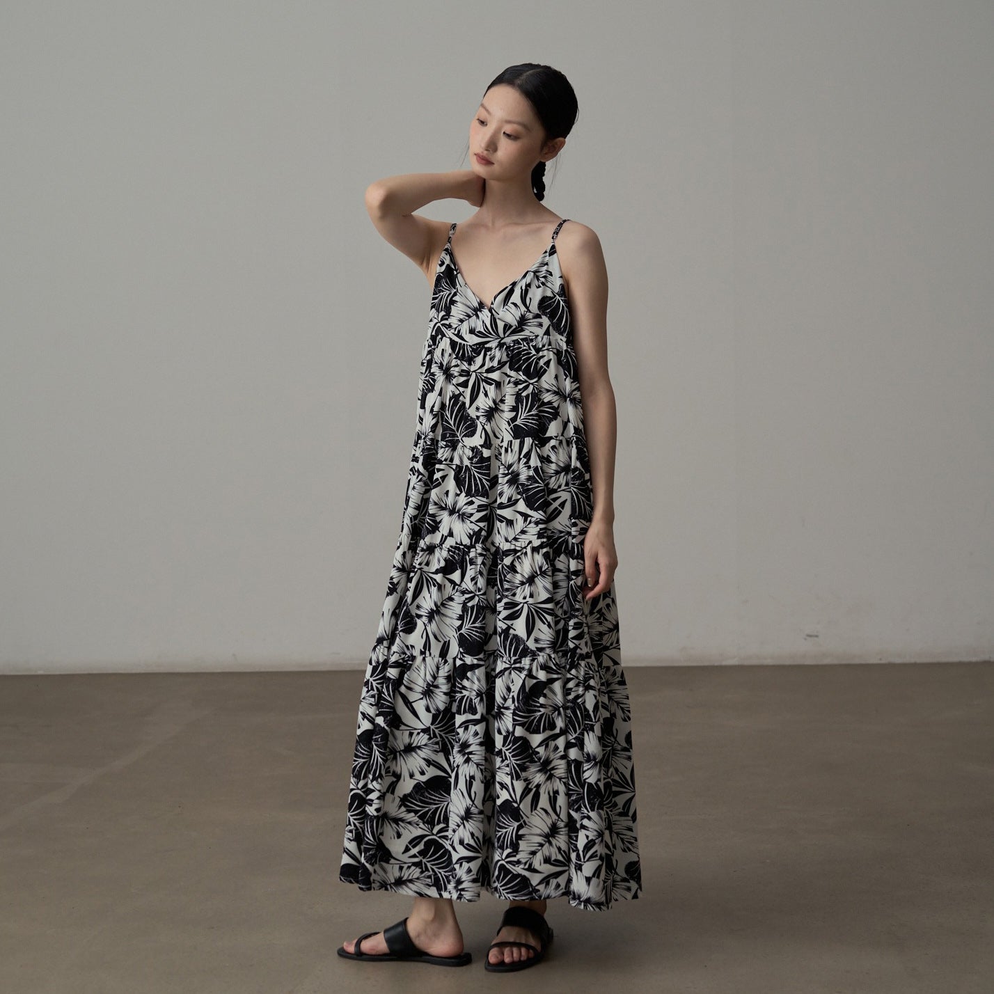 【ワンピース】フレンチシックなモノクロ花柄ワンピース ノースリーブ ゆる可愛スリム見えデザイン【SHシリーズ】